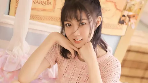 南阳白发妈妈墓前亲吻